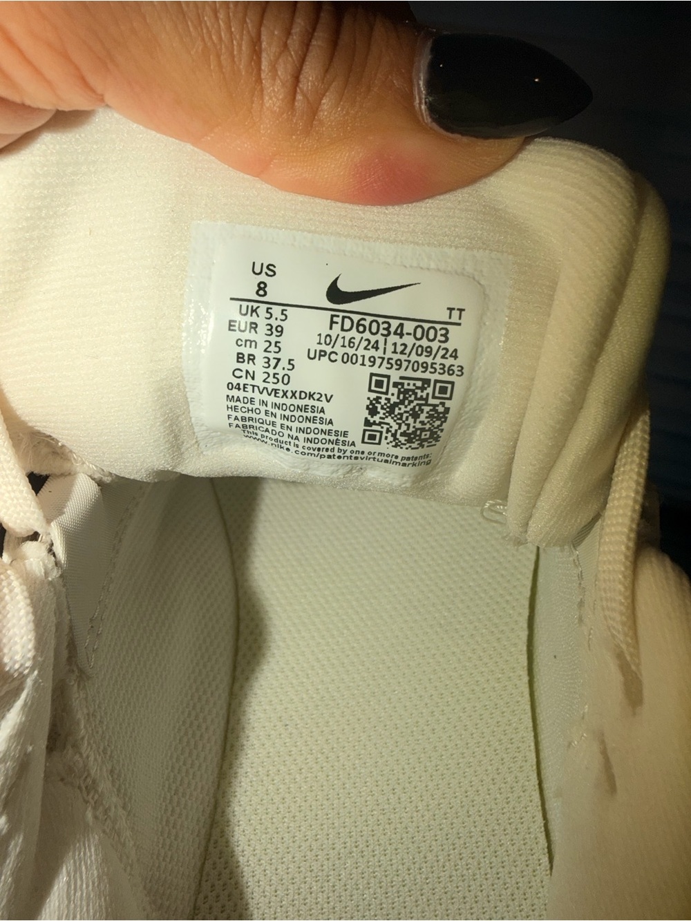 Nike Women’s Running Shoe - Cream with Gold Swoosh Quest 6 - Picture 3 of 6